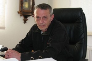 Spor med direktorjema Snežnika: kdo koga nadleguje pred hišo?