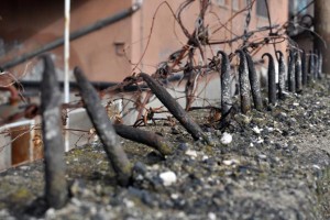 Goreče bakle na strehi mariborskega zapora