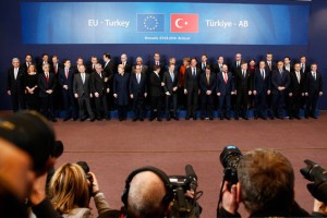 Turčija v Bruslju od EU zahteva dodatne milijarde in sprejem beguncev iz Turčije