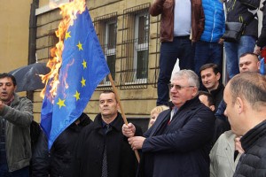 FOTO: Šešelj je pred beograjskim sodiščem zažgal zastavi Nata in EU
