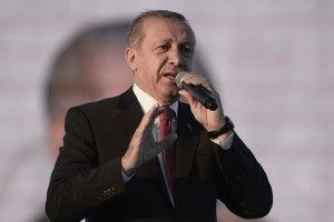 Erdogan grozi z ukinitvijo ustavnega sodišča, ker je izpustilo dva časopisna urednika