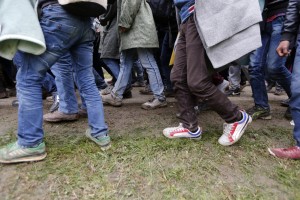 Vozniki pozor! Migranti se mečejo pod avtomobile in zahtevajo odškodnino