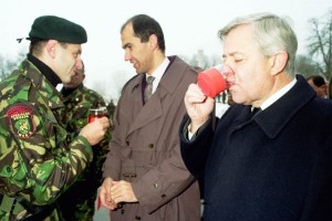 Pahor bo Janši, Bavčarju, Kacinu, Peterletu, Ruplu in Bučarju vrnil odlikovanja, ki so jih leta 1993 protestno vrnili Kučanu