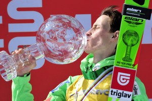 Skakalna pravljica v Planici: Peter Prevc poljubil veliki kristalni globus (foto)