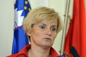 Afera: podpredsednica DZ naročila rdeče jope z logotipom SD na stroške občine