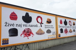 Slovenci smo si označbo nestrpnežev na velikih plakatih plačali sami