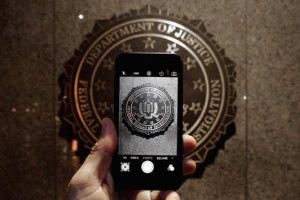 FBI je sam vdrl v telefon napadalca iz San Bernardina in umaknil tožbo proti Applu