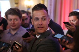 Trump brani svojega šefa kampanje in sprašuje: Lahko jaz tožim novinarko?