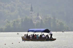 Blejski pletnarji "ugrabili" električno ladjico blejske župnije