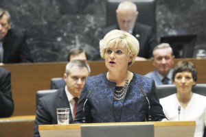 Kraljica rdečih jopic. Je goljufija podpredsednice DZ sprejemljiva za poslance?