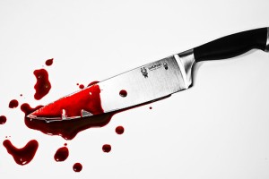 Pred sinovimi očmi brutalno zaklal partnerko