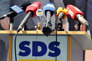 SDS zahteva razveljavitev odločbe o odvzemu vnukov babici in dedku