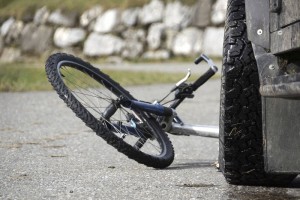 V prometni nesreči poškodovan kolesar