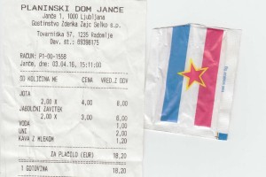 Kavi je dodana vrečka s sladkorjem, na kateri je zastava SFRJ z rdečo zvezdo