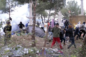 Migranti v Idomeniju poskušali prebiti ograjo, makedonska policija uporabila solzivec