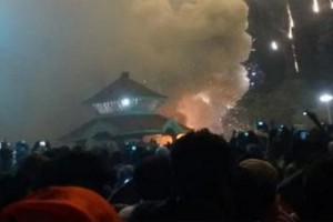 V eksploziji in požaru v indijskem templju več kot 100 mrtvih