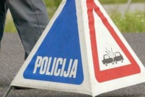 Nesreča pri Drenovcu, hudo poškodovan voznik