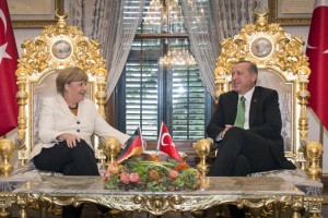 Merklova: Erdogan lahko preganja satirika, ki ga je užalil