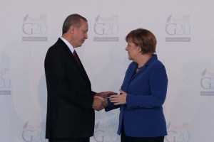 Nemci besnijo: Merklova pokleknila pred despotom Erdoganom