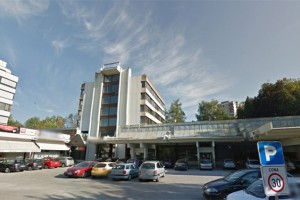 Najstnik v Škofji Loki z zapuščenega hotela padel v smrt