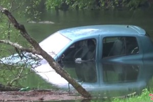 FOTO&#38;VIDEO: Voznica v kampu Otočec zapeljala v reko Krko