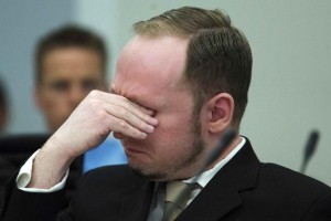Terorist Breivik dobil tožbo proti državi zaradi "mučenja" z zastarelim Playstationom 2