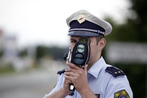 Policisti bodo danes na več kot 600 lokacijah nadzirali hitrost vozniko