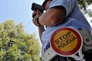 Pijanec po lokalni cesti pri Brežicah divjal s 144 kilometri na uro