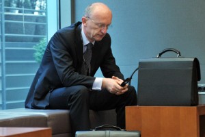 Odvetniška elita brez sramu blokira mlade odvetnike; kaj bo storilo ministrstvo?