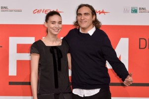 Joaquin Phoenix naj bi igral Jezusa, Rooney Mara pa Marijo Magdaleno