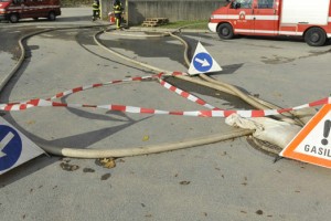 Dotrajana cisterna izpustila okoli 200 litrov solne kisline