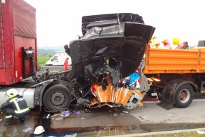 FOTO: Voznik tovornjaka umrl v prometni nesreči