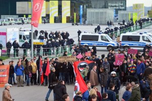 V Nemčiji aretirali 400 levičarjev, ki so skušali zmotiti kongres AfD