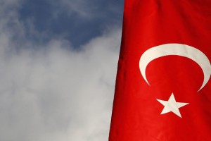 Razjarjeni turški poslanci so se klofutali in se obmetavali s plastenkami