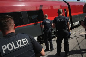 Srhljiv zločin na Dunaju: Migrant na ulici z železno palico do smrti pretepel žensko
