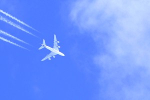 Zlomljene hrbtenice in druge hude poškodbe, ko je letalo zašlo v turbulenco