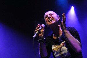 Sinead O'Connor je komika obtožila, da je Princa zalagal z mamili; komik jo toži