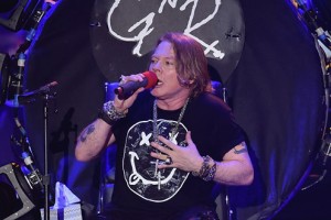 Axl Rose na prvem nastopu z AC/DC osvojil publiko