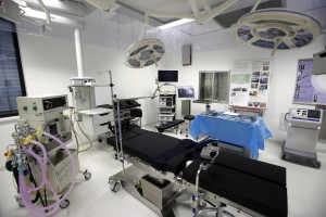 Dobavitelji v javnem zdravstvu še naprej brezsramno bogatijo