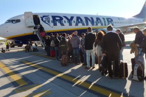 Ryanair z novembrom dodatno omejuje vnos ročne prtljage na letala