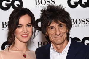 Ronnie Wood, 68-letni kitarist Rolling Stonesov, je ponosni oče dvojčic