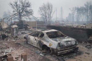 Ljudje se vračajo v požgano kanadsko mesto