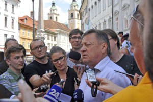 FOTO: Janković žuga Rogovcem, ti vpijejo: "Ljubljana - najbrutalnejše mesto na svetu"