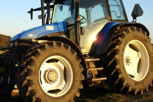 Hudo poškodovan voznik kmetijskega traktorja