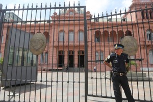 Bivšega argentinskega ministra ujeli med metanjem vreč denarja na vrt samostana
