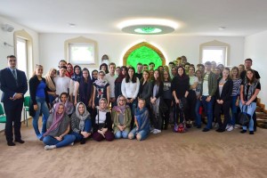 Dolenjski multikulti: novomeške gimnazijke so se pod rutami spoznavale z islamom