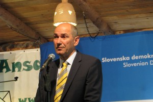 Janša seniorjem SDS: Vključite se v dogajanja v ZDUS, ker to ni Erjavčeva last