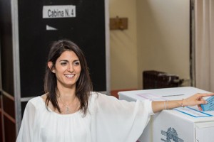 Gibanje Pet zvezd zmagovalec lokalnih volitev v Italiji; dobilo tudi prvo županjo Rima