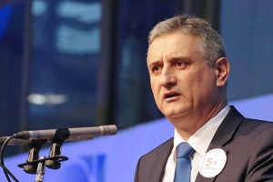 V HDZ besni na Karamarka, ki jih je stal oblasti