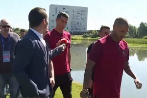 VIDEO: Živčni Ronaldo je novinarju iztrgal mikrofon in ga vrgel v reko